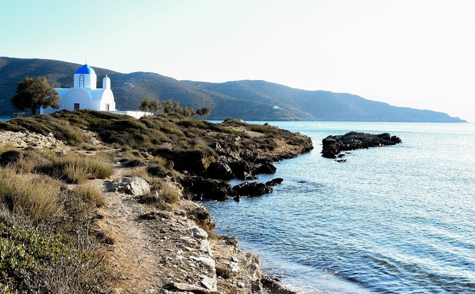 Ένα δείγμα της λαϊκής αρχιτεκτονικής είναι ο μεγάλος αριθμός εκκλησιών στο νησία και ιδιαίτερα στη Χώρα.
Οι εκκλησίες αυτές έχουν στοιχεία του Βυζαντινού πολιτισμού, με εξέχουσα θέση την Ιερά Μονή της Παναγίας της Χοζοβιώτισσας, η οποία ιδρύθηκε το 1088 α