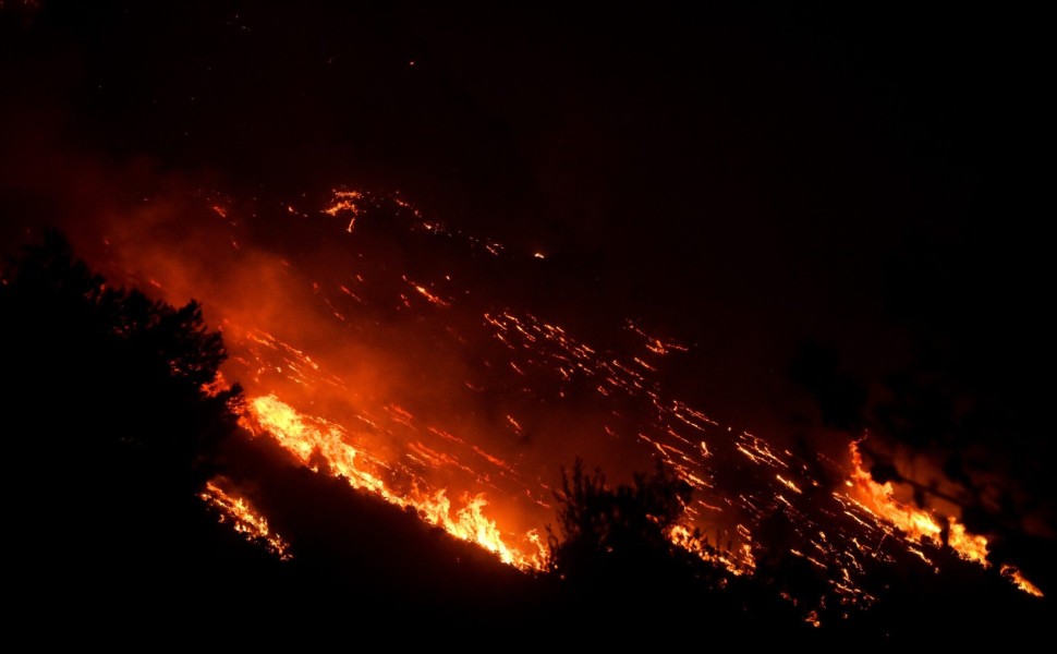 Πυρκαγιά στο Αίγιο, που ξέσπασε σήμερα το απόγευμα.Μάχη μέσα στην νύχτα της πυροσβεστικής, για να μην κατέβει η φωτιά στον οικισμό Τράπεζα, Κυριακή 23 Ιουλίου 2023  (ΓΙΩΤΑ ΛΟΤΣΑΡΗ/EUROKINISSI)