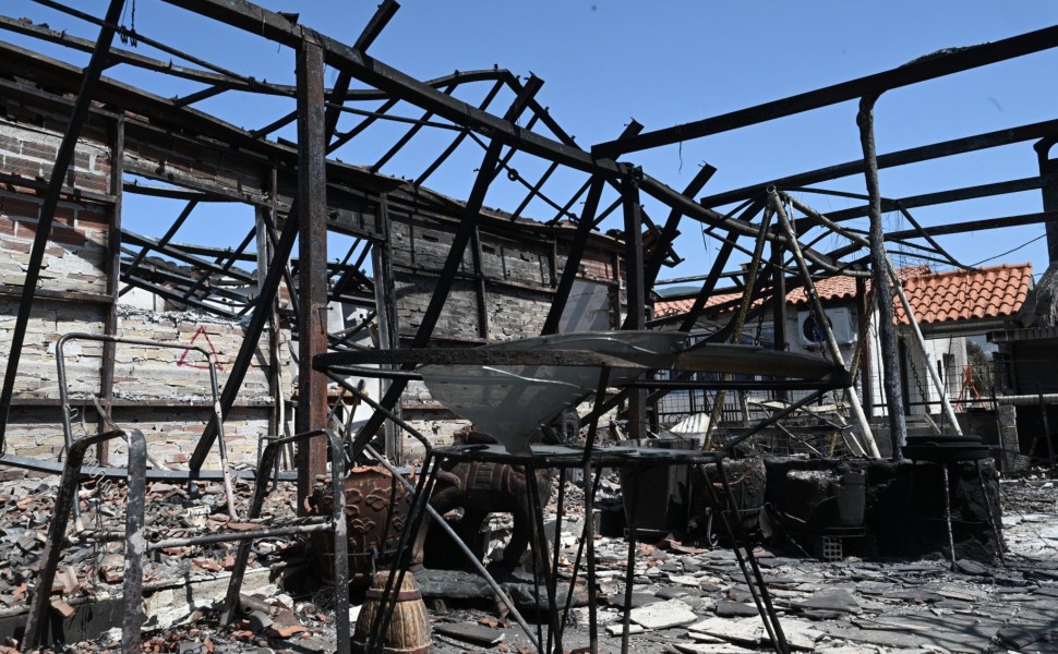 Στιγμιότυπο από καταστροφές που προκάλεσε η πυρκαγιά στον οικισμό της Αγίας Ειρήνης στην περιοχή του Λουτρακίου, Πέμπτη 20 Ιουλίου 2023.  Σε ύφεση βρίσκεται η φωτιά που καίει για τέταρτη ημέρα, ωστόσο, ισχυρές πυροσβεστικές δυνάμεις αντιμετωπίζουν τις ανα