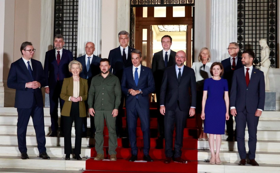 Άτυπο δείπνο με τους ηγέτες και τους επικεφαλής των ευρωπαϊκών θεσμών, με τη συμμετοχή ηγετών των Δυτικών Βαλκανίων, χωρών της περιοχής, της Προέδρου της Ευρωπαϊκής Επιτροπής Ursula von der Leyen και του Προέδρου του Ευρωπαϊκού Συμβουλίου Charles Michel κ