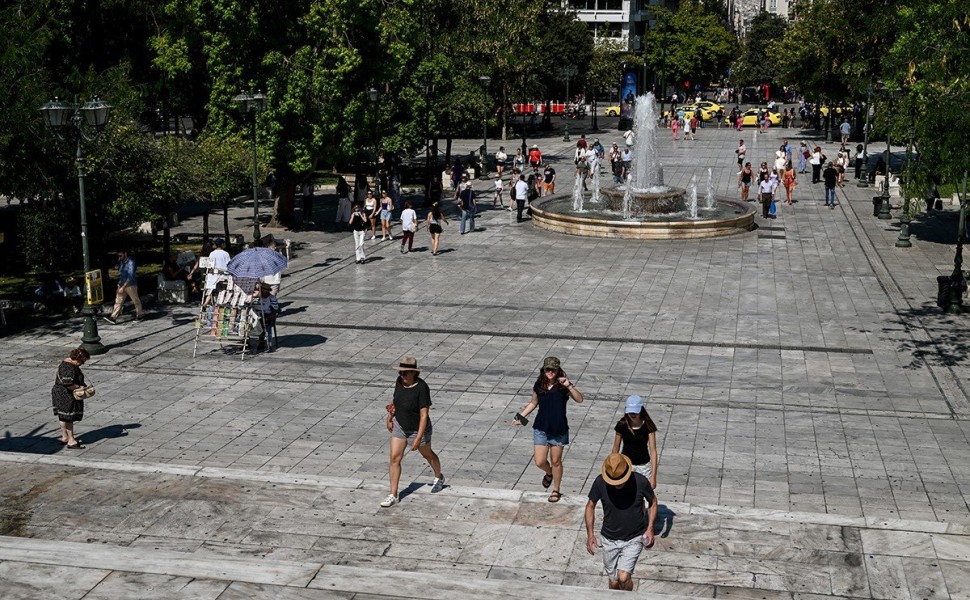 Βρισκόμαστε στην τελευταία ημέρα του Αυγούστου και καθώς η πόλη της Αθήνας αδειάζει από τους κατοίκους της, παραδίνεται σταδιακά στους τουρίστες που ακόμα και τον Αύγουστο γεμίζουν το κέντρο της, Δευτέρα 31 Ιουλίου 2023  (ΤΑΤΙΑΝΑ ΜΠΟΛΑΡΗ/ EUROKINISSI)