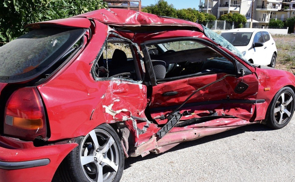 Ναύπλιο - Τροχαίο ατύχημα με πέντε τραυματίες σημειώθηκε το βράδυ της Κυριακής 6 Αυγούστου στην οδό Άργους Ναυπλίου στο ύψος της Αρχαίας Τίρυνθας.
ΙΧ αυτοκίνητο στο οποίο επέβαιναν τέσσερα άτομα συγκρούστηκε με κλειστό φορτηγάκι με αποτέλεσμα  τον τραυμα