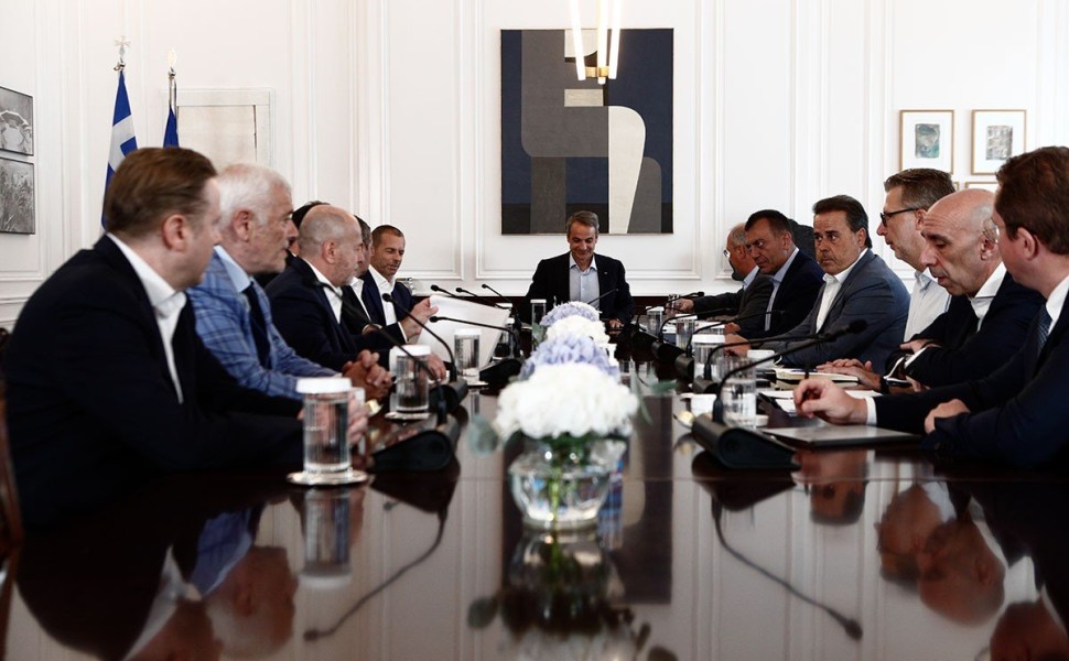 Συνάντηση του Πρωθυπουργού Κυριάκου Μητσοτάκη με τον Πρόεδρο της UEFA, Aleksander Ceferin στο Μέγαρο Μαξίμου, Τετάρτη 16 Αυγούστου 2023. 
(ΣΩΤΗΡΗΣ ΔΗΜΗΤΡΟΠΟΥΛΟΣ/EUROKINISSI)