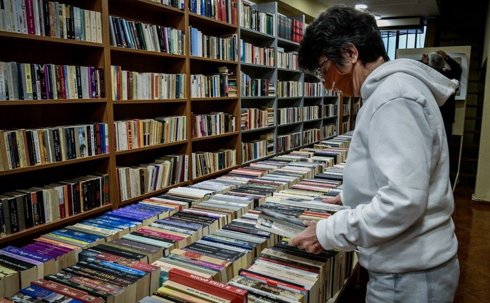 Το βιβλιοπωλείο των Αστέγων που είχε ξεκινήσει πριν από χρόνια ο Λεωνίδας Κουρσουμής στην οδό Πειραιώς , μεταφέρεται στην Πλατεία Μεσολογγίου στο Παγκράτι (Αστυδάμαντος 11)
Σήμερα το πρωί άνοιξε επίσημα ως παλαιοβιβλιοπωλείο πια και στην Πειραιώς θα λειτ