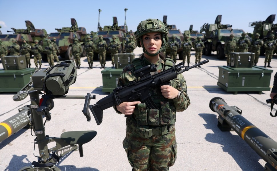 epa10585796 A female soldier stands guard during the Serbian Armed Forces capabilities demonstration 'Granit 2023' at the Batajnica military airport near Belgrade, Serbia, 22 April 2023. The capabilities presentation was arranged on the occasion of the Se