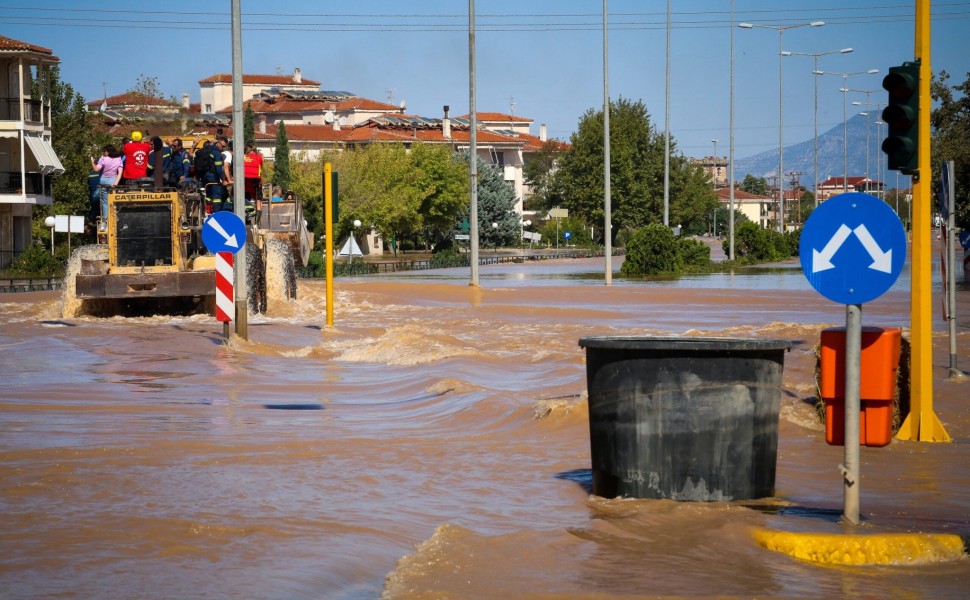 Η μάχη με τα νερά και την λάσπη συνεχίζεται για 6η ημέρα στον Θεσσαλικό κάμπο που επλήγη από το κύμα κακοκαιρίας Daniel. Απεγκλωβισμός κατοίκων από την συνοικία Γιάννουλη στην Λάρισα, Κυριακή 10 Σεπτεμβρίου 2023  (ΛΕΩΝΙΔΑΣ ΤΖΕΚΑΣ/EUROKINISSI)