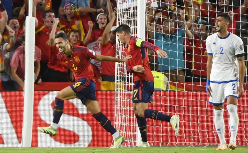 epa10857053 Spain's midfielder Mikel Merino (L) celebrates with teammate Alvaro Morata (C) after scoring the 2-0 during the UEFA Euro 2024 qualifying group A soccer match between Spain and Cyprus, in Granada, Andalusia, Spain, 12 September 2023.  EPA/Migu