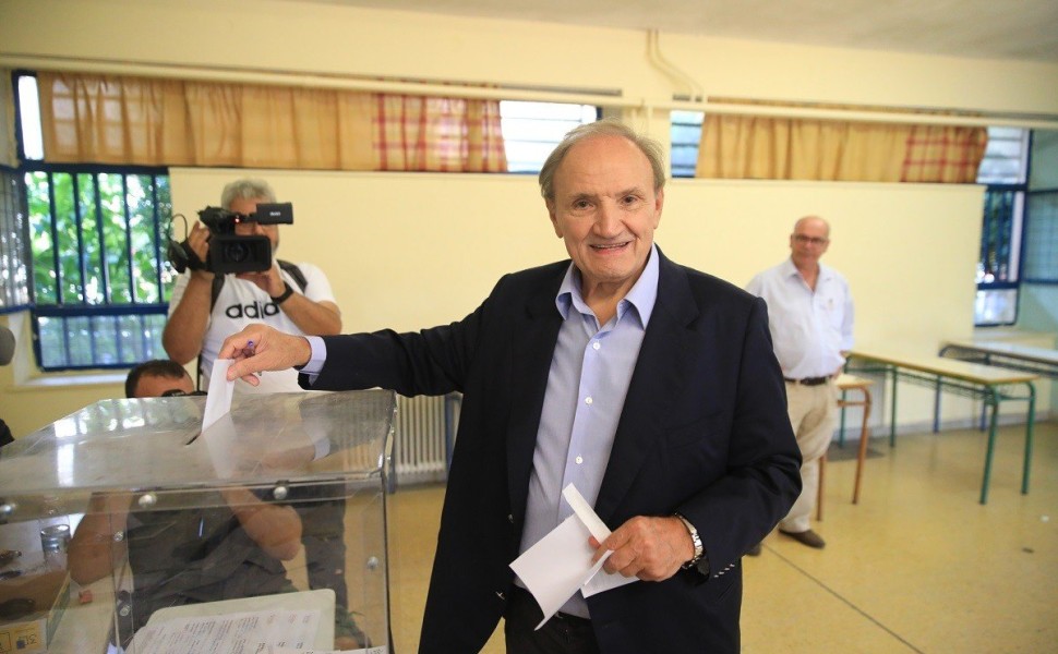 Εσωκομματικές εκλογές για την ανάδειξη νέου προέδρου του ΣΥΡΙΖΑ - Προοδευτική Συμμαχία, Κυριακή 17 Σεπτεμβρίου 2023. Ψηφοφορία από τον υποψήφιο πρόεδρο Στέφανο Τζουμάκα στο εκλογικό κέντρο της Καλλιθέας.
(ΓΙΑΝΝΗΣ ΠΑΝΑΓΟΠΟΥΛΟΣ/EUROKINISSI)