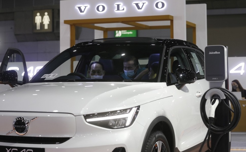 epa10727608 Visitors look inside a Volvo XC40 electric vehicle (EV) car on display at the Fast Auto Show Thailand and EV Expo 2023 trade show at BITEC in Bangkok, Thailand, 05 July 2023. The event is held between 05 and 09 July and will include displaying
