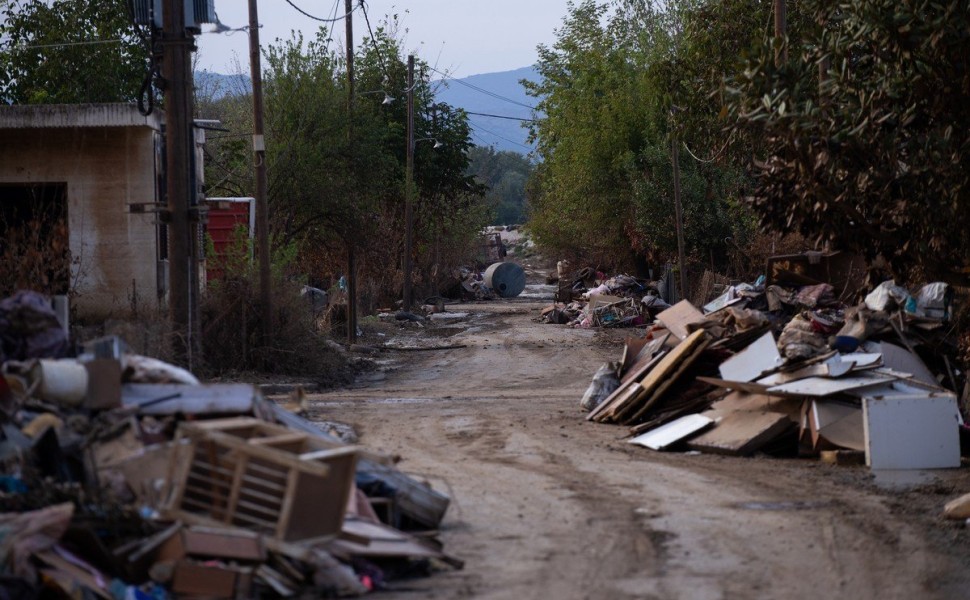 Κατεστραμμένος οικιακός εξοπλισμός αφημένα σε δρόμο στο χωριό Κεραμίδι Τρικάλων, μετά το πέρασμα της κακοκαιρίας Elias, Παρασκευή 29 Σεπτεμβρίου 2023. Μεγάλα τα προβλήματα από τις πλημμύρες σε πολλές περιοχές του νομού Καρδίτσας. ΑΠΕ-ΜΠΕ/ΑΠΕ-ΜΠΕ/ΑΧΙΛΛΕΑΣ 