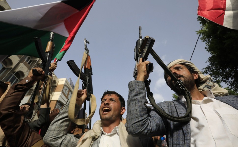 epaselect epa10906380 Armed Yemenis shout slogans during a rally showing support to Palestinian Islamic factions, in Sana'a, Yemen, 07 October 2023. Thousands of Yemenis have taken to a street in Sana'a in support of Palestinian Islamic factions after roc