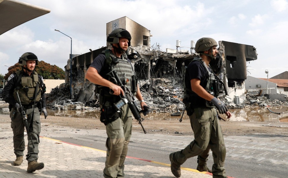 epaselect epa10907031 Israeli security forces walk outside the destroyed police station that was controlled by Hamas militants in the southern city of Sderot, close to the Gaza border, Israel, 08 October 2023. Rocket barrages were launched from the Gaza S