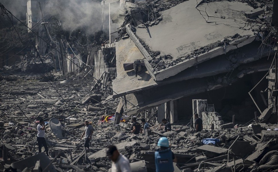 epa10911496 Palestinians stand in the destroyed Al-Ramal neighborhood following an Israeli air strike in Gaza City, 10 October 2023. More than 700 people have been killed and around 4,000 have been injured according to the Palestinian Ministry of Health, 