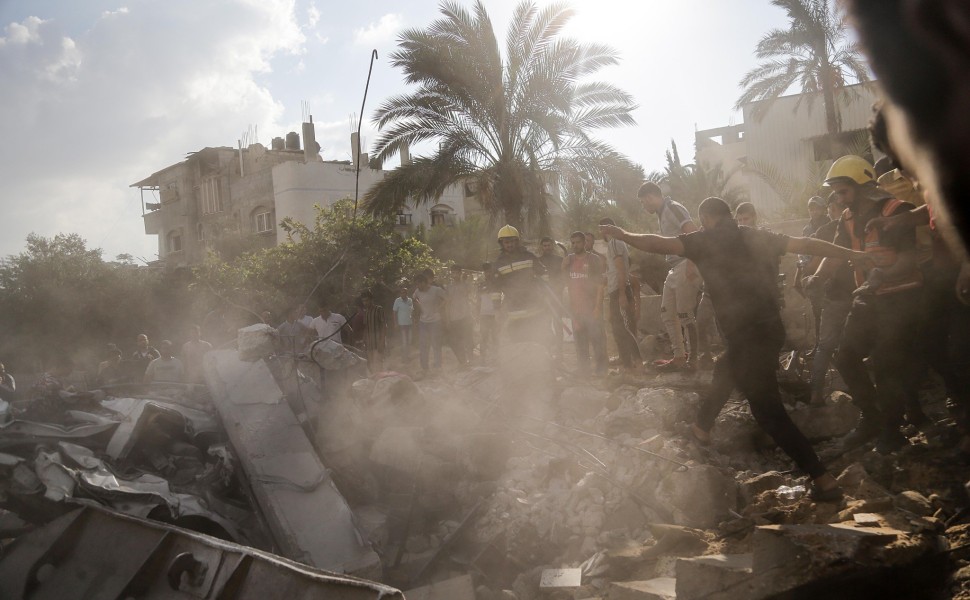 Παλαιστίνιοι αναζητούν σορούς νεκρών μετά από βομβαρδισμό EPA/HAITHAM IMAD