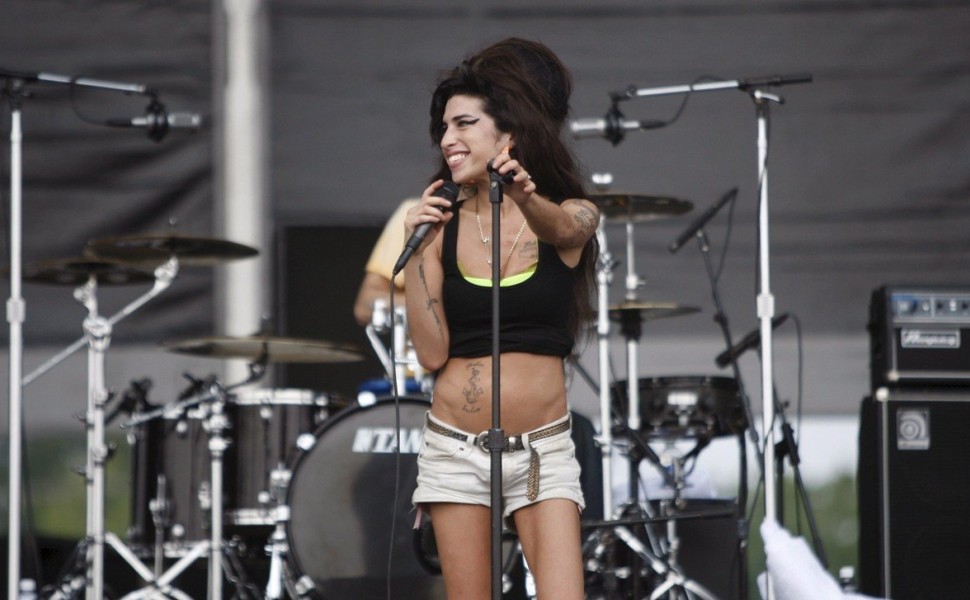 epa01084196 Amy Winehouse during her performance at the 2007 Virgin Festival at Pimlico Racetrack in Baltimore, Maryland USA 04 August 2007. The Virgin Festival made its U.S. debut last year in Baltimore, with 40,000 fans and such acts as the Who. Now, it