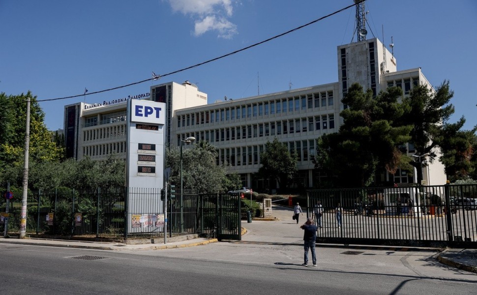 Εισβολή ροπαλοφόρου στο ραδιομέγαρο της ΕΡΤ, το μεσημέρι της Παρασκευής. Ο άνδρας τελικά συνελήφθη και μεταφέρθηκε στο Αστυνομικό Τμήμα Αγίας Παρασκευής.  Παρασκευή 3 Ιουνίου 2022 (ΒΑΣΙΛΗΣ ΡΕΜΠΑΠΗΣ / EUROKINISSI)