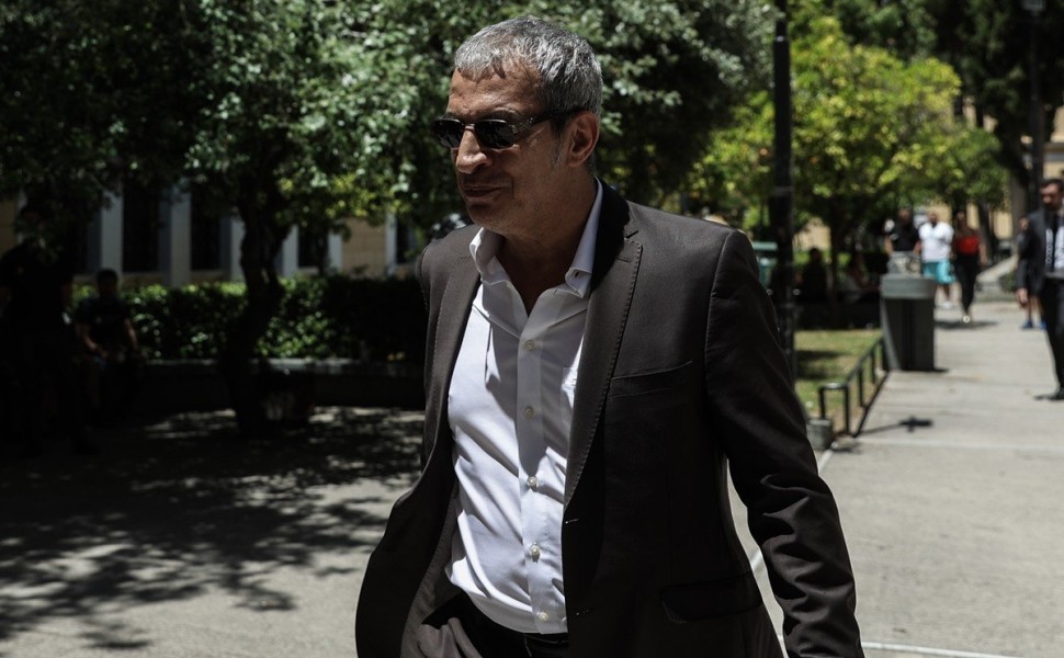 Ο τραγουδιστής Θέμης Αδαμαντίδης μαζί με τον δικηγόρο του Αλέξη Κούγια προσέρχεται στα δικαστήρια της οδού Ευελπίδων για να δικαστεί στο Αυτόφωρο Τριμελές Πλημμελειοδικείο της Αθήνας, μετά την άσκηση ποινικής δίωξης σε βάρος του με τις κατηγορίες της ενδο