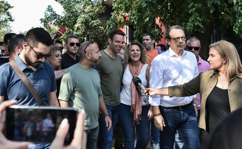 Επίσκεψη του προέδρου του ΣΥΡΙΖΑ - Προοδευτική Συμμαχία, Στέφανου Κασσελάκη στον Βόλο, Δευτέρα 2 Οκτωβρίου 2023. Ο πρόεδρος του ΣΥΡΙΖΑ επισκέφθηκε τις πληγείσες από τις πλημμύρες περιοχές στη Νέα Ιωνία, στην συνέχεια το Εκλογικό Κέντρο του υποψήφιου Δημάρ