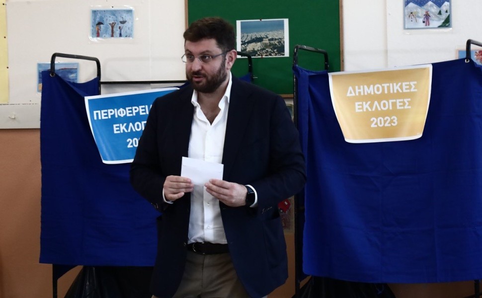 Ψηφοφορία για τις αυτοδιοικητικές εκλογές από τον υποψήφιο δήμαρχο Αθηναίων Κώστα Ζαχαριάδη, Κυριακή 8 Οκτωβρίου 2023. 
(ΚΩΣΤΑΣ ΤΖΟΥΜΑΣ/EUROKINISSI)