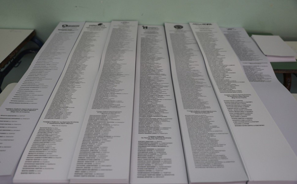 Στιγμιότυπο από την ψηφοφορία για τις δημοτικές και περιφερειακές εκλογές σε εκλογικό τμήμα της Αθήνας, Κυριακή 8 Οκτωβρίου 2023. 
(ΓΙΩΡΓΟΣ ΚΟΝΤΑΡΙΝΗΣ/EUROKINISSI)