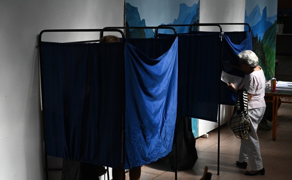 Στιγμιότυπο από την ψηφοφορία για τις δημοτικές και περιφερειακές εκλογές σε εκλογικό τμήμα της Κηφισιάς Αττικής, Κυριακή 8 Οκτωβρίου 2023. 
(ΜΙΧΑΛΗΣ ΚΑΡΑΓΙΑΝΝΗΣ/EUROKINISSI)