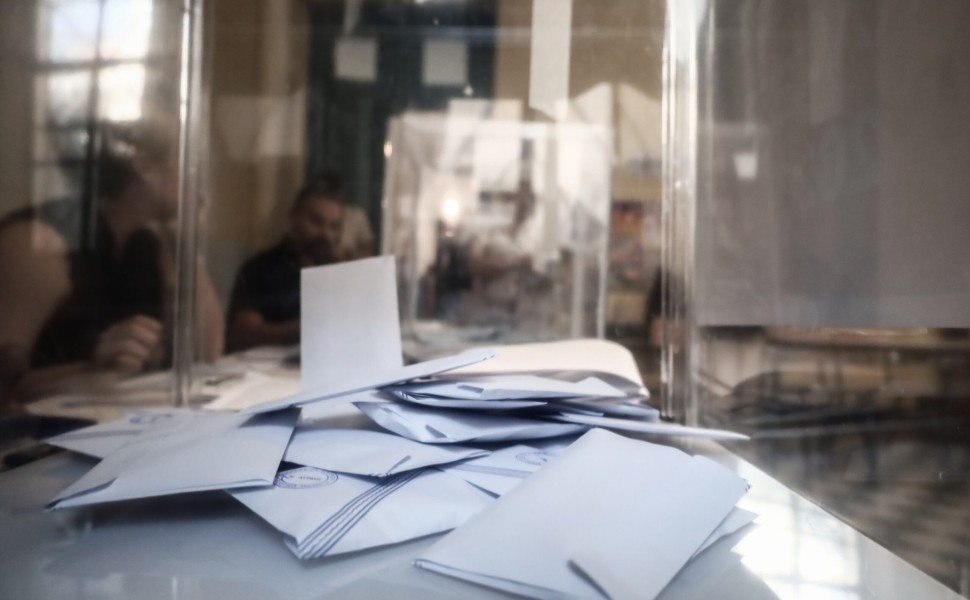 Στιγμιότυπο από την ψηφοφορία για τις δημοτικές και περιφερειακές εκλογές σε εκλογικό τμήμα του Νέου Κόσμου Αττικής, Κυριακή 8 Οκτωβρίου 2023. 
(ΚΩΣΤΑ ΤΖΟΥΜΑΣ/EUROKINISSI)