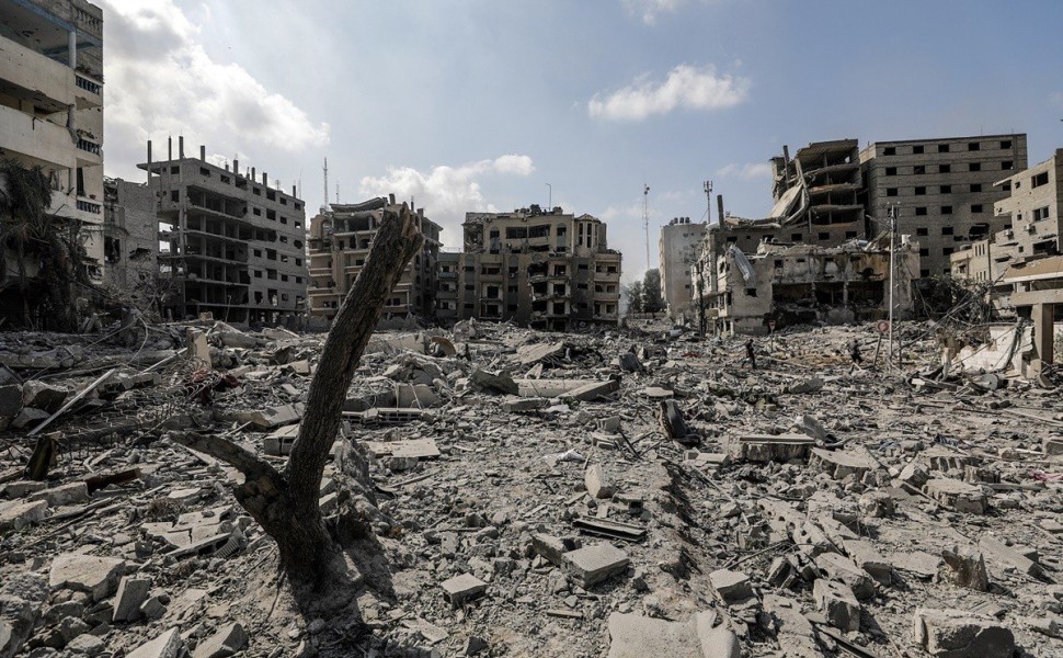 epa10911221 A general view shows a destroyed area at the Al-Ramal neighborhood, following Israeli air strikes, in Gaza City, 10 October 2023. More than 700 people have been killed and around 4,000 have been injured according to the Palestinian Ministry of