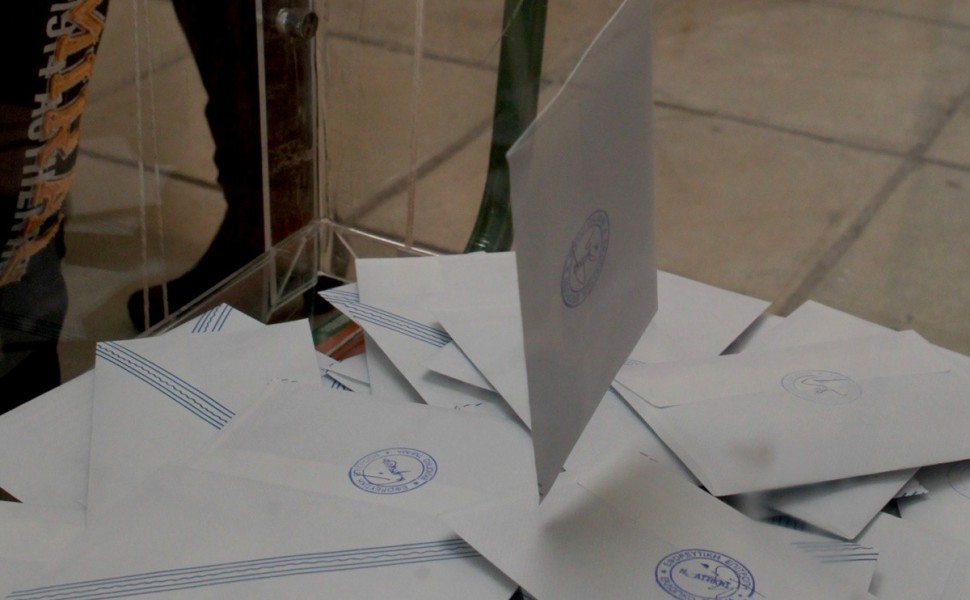 Ψήφος πέφτει σε κάλπη στις βουλευτικές εκλογές 2015 σε εκλογικό τμήμα στην Καλλιθέα,  Κυριακή 25 Ιανουαρίου 2015. Διεξάγονται σήμερα σε όλη την χώρα οι βουλευτικές εκλογές. ΑΠΕ-ΜΠΕ/ΑΠΕ-ΜΠΕ/Παντελής Σαίτας