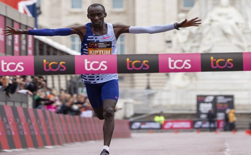 epa10587555 Kenya's Kelvin Kiptum finishes first in men's elite race of the London Marathon  in London, Britain, 23 April 2023. Over 47,000 runners take part as the annual event moves back to April since it was moved to October due to Covid-19 pandemic.  