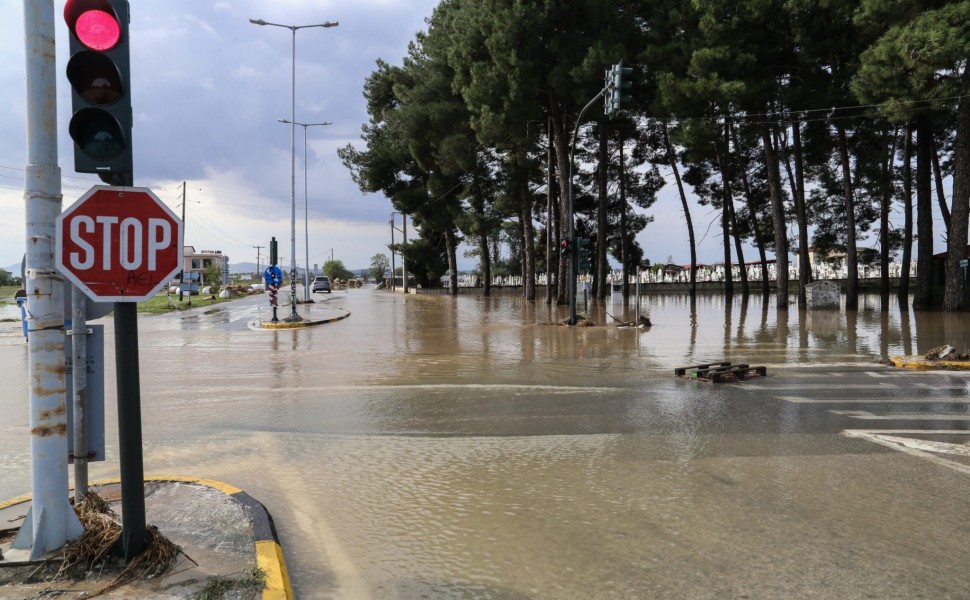 Πλημμύρες στο νομό Λάρισας από την κακοκαιρία "Elias", Πέμπτη 28 Σεπτεμβρίου 2023. Στιγμιότυπο από τον Πλατύκαμπο. 
(ΛΕΩΝΙΔΑΣ ΤΖΕΚΑΣ/EUROKINISSI)