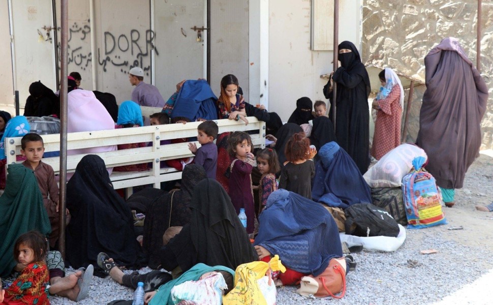 epa09991845 Afghan families cross into Afghanistan from Pakistan at Spin Boldak, border near Kandahar, Afghanistan, 01 June 2022 (issued 02 June 2022). Officials at the Kandahar Department of Refugees and Repatriation say that since the Taliban came to po