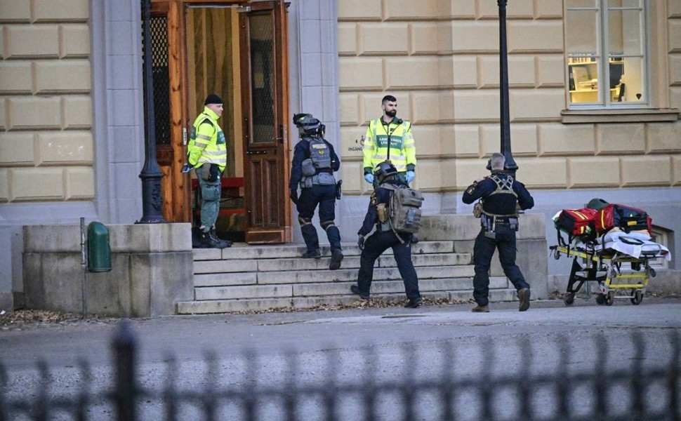 epa09841041 Police officers are at the school where violence has been reported in Malmo, Sweden, 21 March 2022. Several people have been injured at the school according to the police.  EPA/Johan Nilsson/TT ***SWEDEN OUT*** SWEDEN OUT