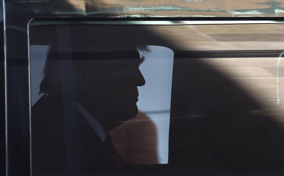 epaselect epa10557456 Former US President Donald J. Trump in the back of his armored SUV as he arrives at Trump Tower in New York, New York, USA, 03 April 2023. After being indicted by a Manhattan grand jury last week, former US President Donald J. Trump 