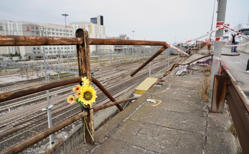 epa10899507 People placed flowers at the site on an overpass from where a bus crashed last night, claiming 21 lives, in Mestre, near Venice, Italy, 04 October 2023. The Venice prefect's department has confirmed that 21 people are dead after a bus plunged 