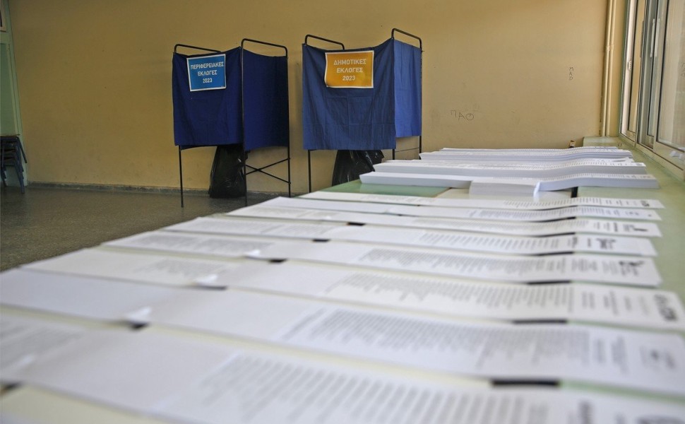 Ψηφοδέλτια και παραβάν κατά τη διάρκεια περιφερειακών και δημοτικών εκλογών, σε εκλογικό τμήμα της Αθήνας, Κυριακή 08 Οκτωβρίου 2023