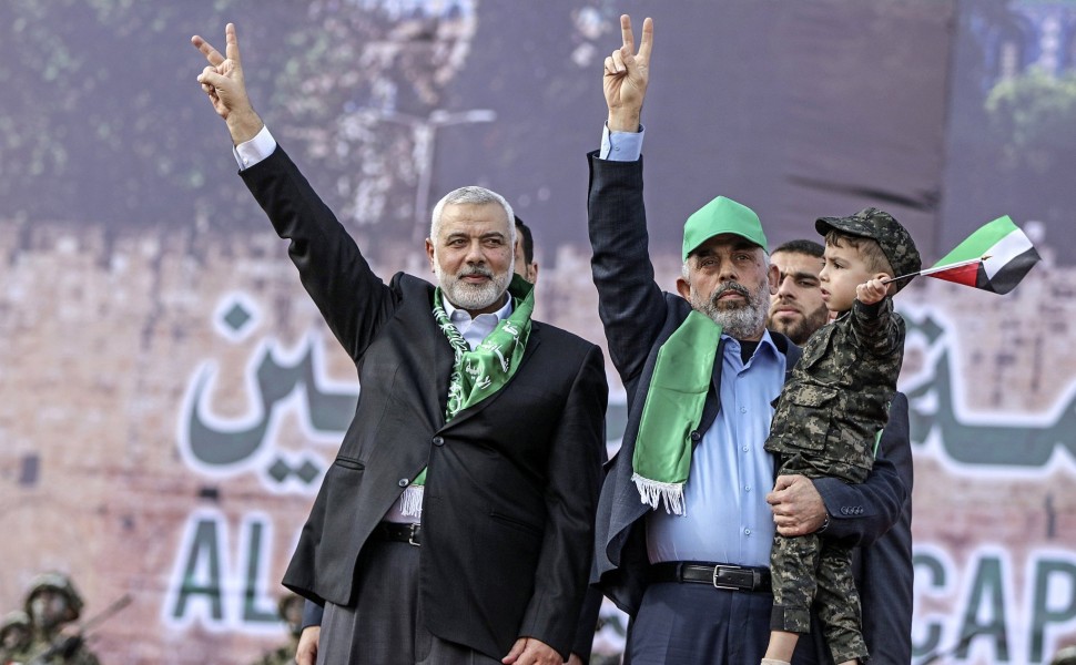 Δύο ηγετικά στελέχη της Χαμάς, ο Ισμαήλ Χανίγιε και ο Γιαχία Αλ Σινβάρ / EPA - MOHAMMED SABER