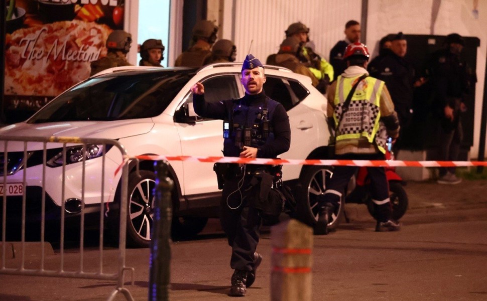 epa10451520 Police is deployed during police operations in Brussels, Belgium, 06 February 2023. Police has been called to respond to an incident in the European Quarter of Brussels near the European Commission headquarters, the Brussels public prosecutor'