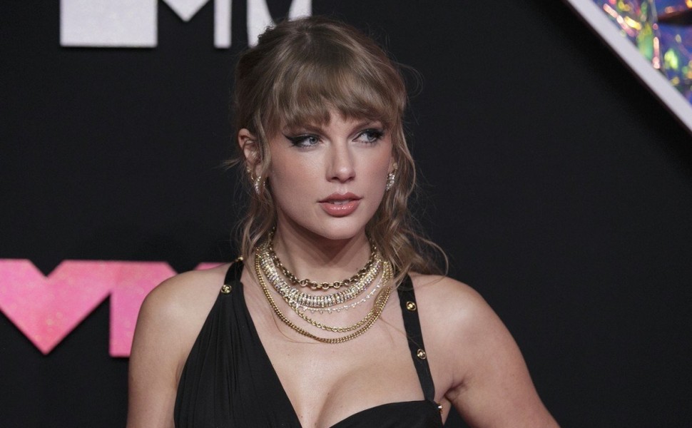 epa10857653 American singer-songwriter Taylor Swift  poses on the red carpet during the MTV Video Music Awards at the Prudential Center in Newark, New Jersey, USA, 12 September 2023.  EPA/SARAH YENESEL