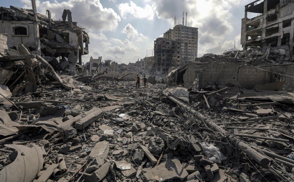 epaselect epa10911300 Palestinians walk among the rubble in the destroyed Al-Ramal neigbourhood following an Israeli air strike in Gaza City, 10 October 2023. More than 700 people have been killed and around 4,000 have been injured according to the Palest