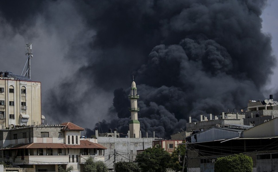 epa10913596 Smoke rises following an Israeli air strike on the Al-Tufah neighborhood, Gaza City, 11 October 2023. More than 1,000 Palestinians have been killed and over 5,000 others injured, according to the Palestinian Ministry of Health, after Israel st