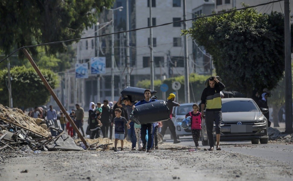 epa10916975 Residents are seen evacuating Gaza City following an Israeli warning of increased military operations in the Gaza strip, 13 October 2023. The Israeli Defense Force (IDF) on 13 October called for the evacuation of all civilians of northern Gaza
