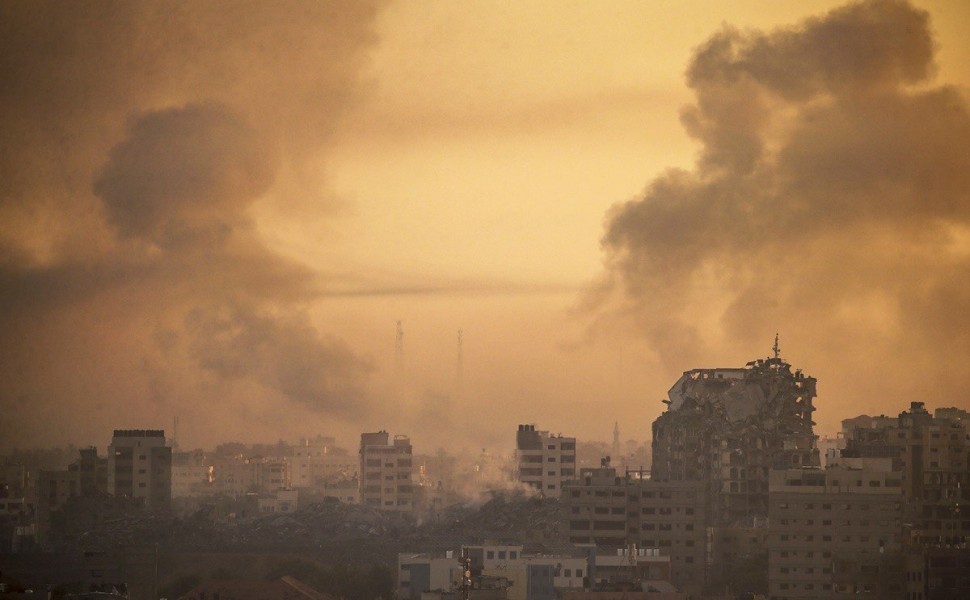 epa10923036 Smoke rises after Israeli air strikes on the northen Gaza Strip, 17 October 2023. Israel has warned all citizens of the Gaza strip to move to the south ahead of an expected invasion. More than 2,750 Palestinians and 1,300 Israelis have been ki