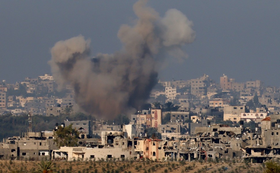 Μαύρος καπνός βγαίνει από περιοχή της Γάζας που δέχθηκε πυραυλική επίθεση από το Ισραήλ / EPA - HANNIBAL HANSCHKE