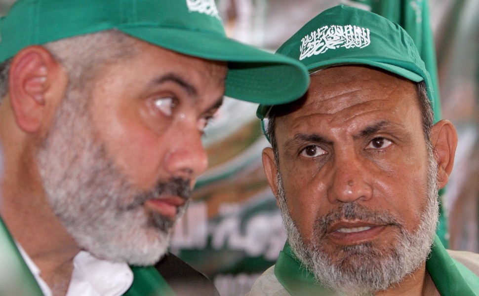 Ο Μαχμούτ Ζαχάρ (δεξιά) σε εκδήλωση στη Γάζα το 2005 συνομιλεί με τον ηγέτη της Χαμάς, Ισμαήλ Χανίγιε / EPA - ALI ALI