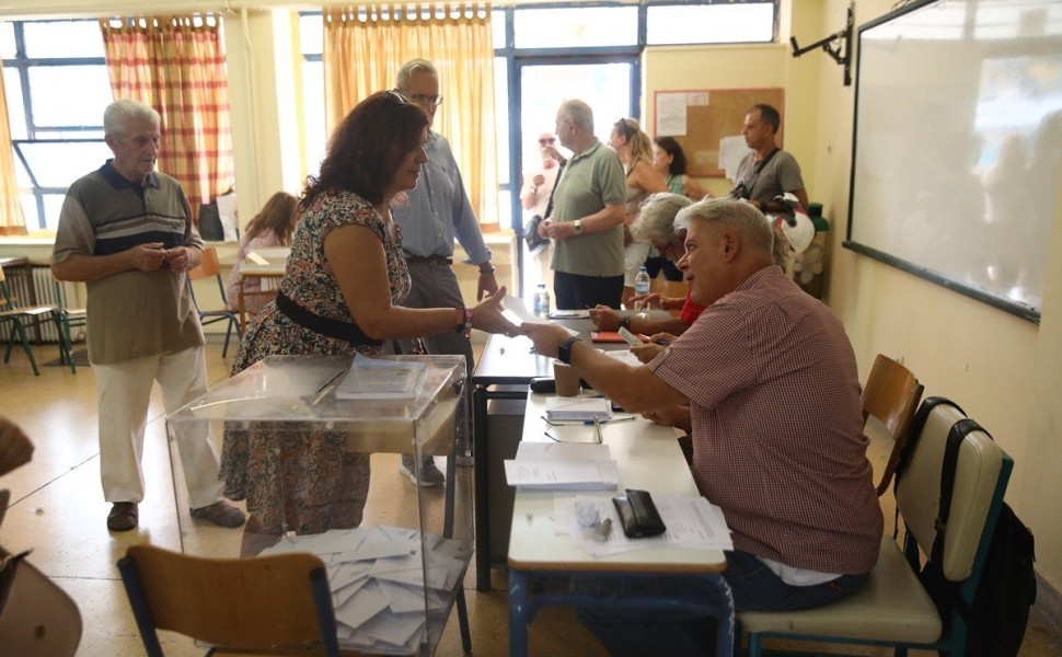 Στιγμιότυπο από τον δεύτερο γύρο των εσωκομματικών εκλογών για την ανάδειξη νέου προέδρου του ΣΥΡΙΖΑ - Προοδευτική Συμμαχία στο εκλογικό κέντρο της Καλλιθέας, Κυριακή 24 Σεπτεμβρίου 2023. 
(ΓΙΑΝΝΗΣ ΠΑΝΑΓΟΠΟΥΛΟΣ/EUROKINISSI)