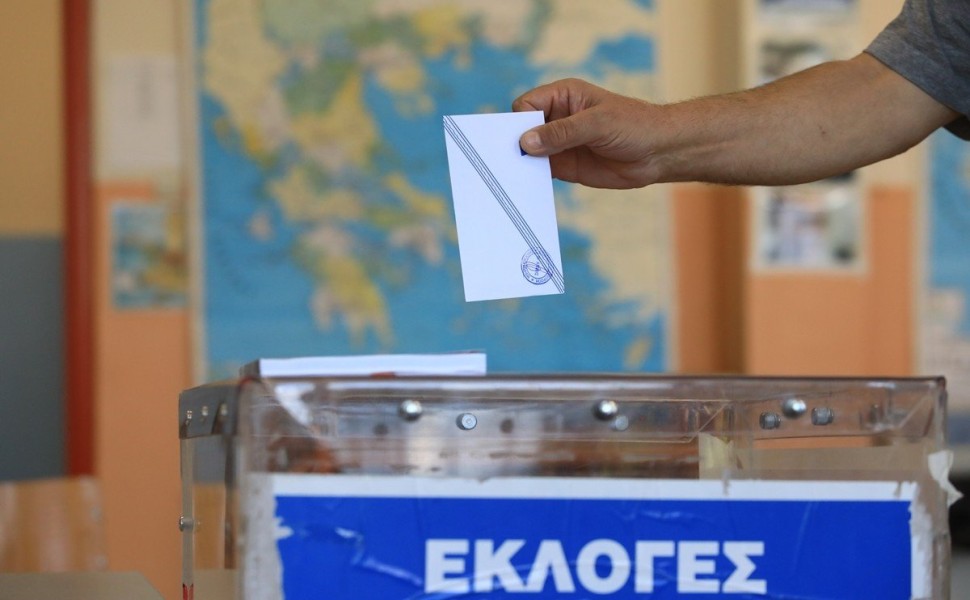 Στιγμιότυπο από την ψηφοφορία για τον δεύτερο γύρο των αυτοδιοικητικών εκλογών σε εκλογικό τμήμα του Νέου Κόσμου Αττικής, Κυριακή 15 Οκτωβρίου 2023. 
(ΓΙΑΝΝΗΣ ΠΑΝΑΓΟΠΟΥΛΟΣ/EUROKINISSI)