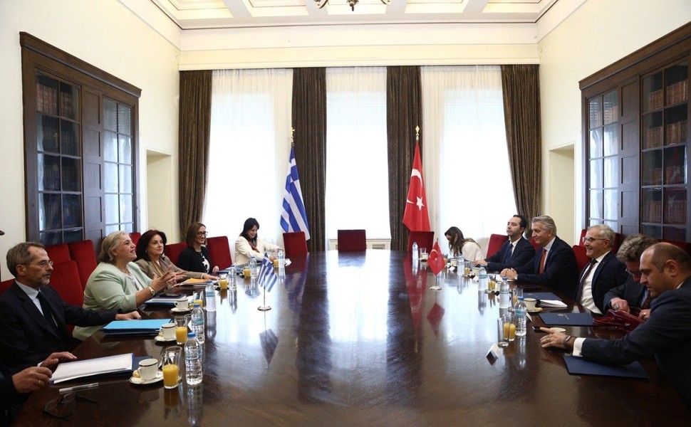 Συνάντηση της υφυπουργού Εξωτερικών Αλεξάνδρας Παπαδοπούλου με τον υφυπουργό Εξωτερικών της Τουρκίας Burak Akcapar για τη Θετική Ατζέντα συνεργασίας και τις Πολιτικές Διαβουλεύσεις, Τρίτη 17 Οκτωβρίου 2023. 
(ΒΑΣΙΛΗΣ ΡΕΜΠΑΠΗΣ/EUROKINISSI)