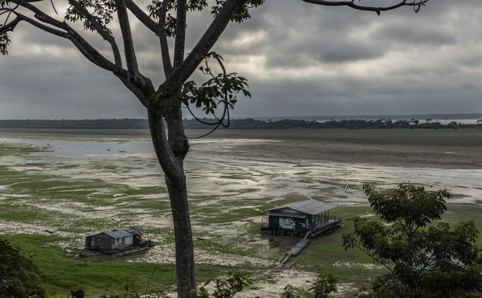 epa10267449 View of Lago do Aleixo affected by drought, on the Amazon River, in Manaus, Brazil on 25 October 2022 (Issued 26 October). The Amazon River is at minimum levels in Brazil due to the drought, according to the official report of the regional Civ