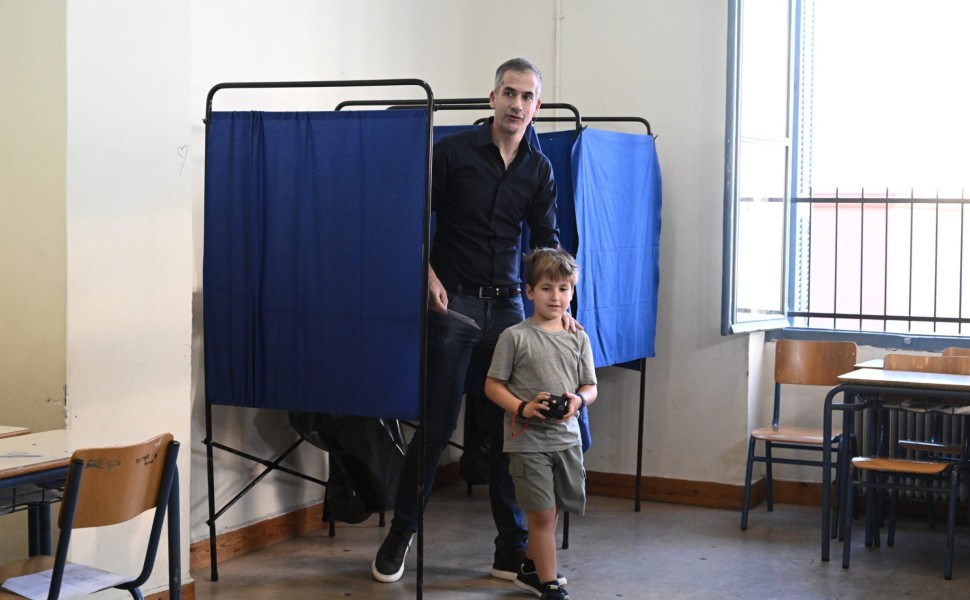 Ψηφοφορία για τον δεύτερο γύρο των αυτοδιοικητικών εκλογών από τον δήμαρχο Αθηναίων και εκ νέου υποψήφιο Κώστα Μπακογιάννη, Κυριακή 15 Οκτωβρίου 2023. 
(ΤΑΤΙΑΝΑ ΜΠΟΛΑΡΗ/EUROKINISSI)