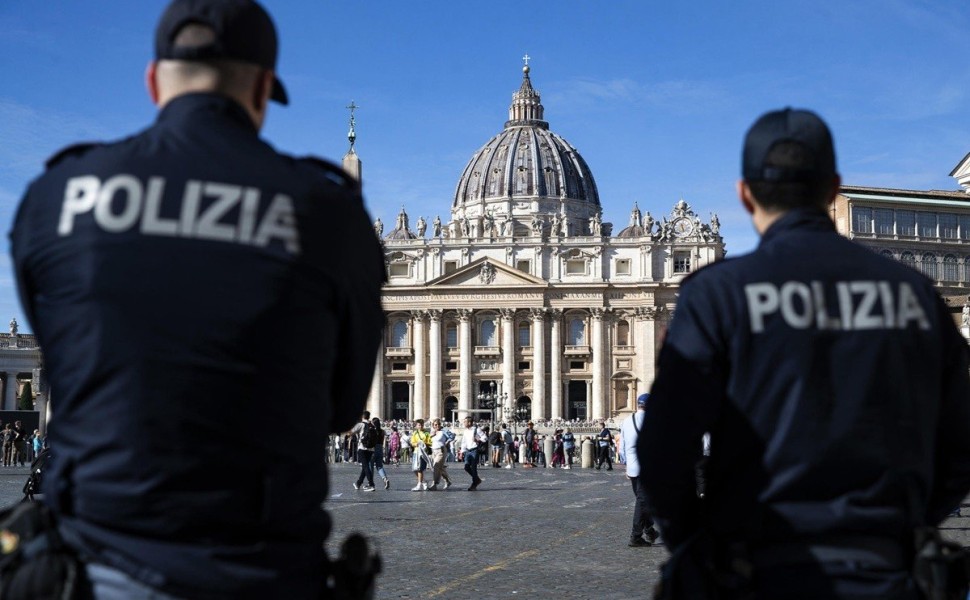 epa10924035 Police guard gates at the entrance to St. Peter's Square, Vatican City, increasing security measures in Rome, Italy, 17 October 2023. Italian police have reinforced security measures around the Vatican after recent international events. "Perso